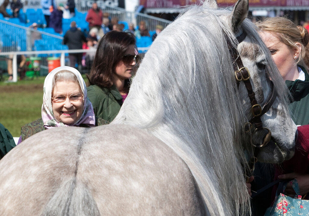 DJMKDW Britain's Queen Elizabeth II watches one her ponies compete in Highland Class at Royal WIndsor Horse show in grounds of WIndsor